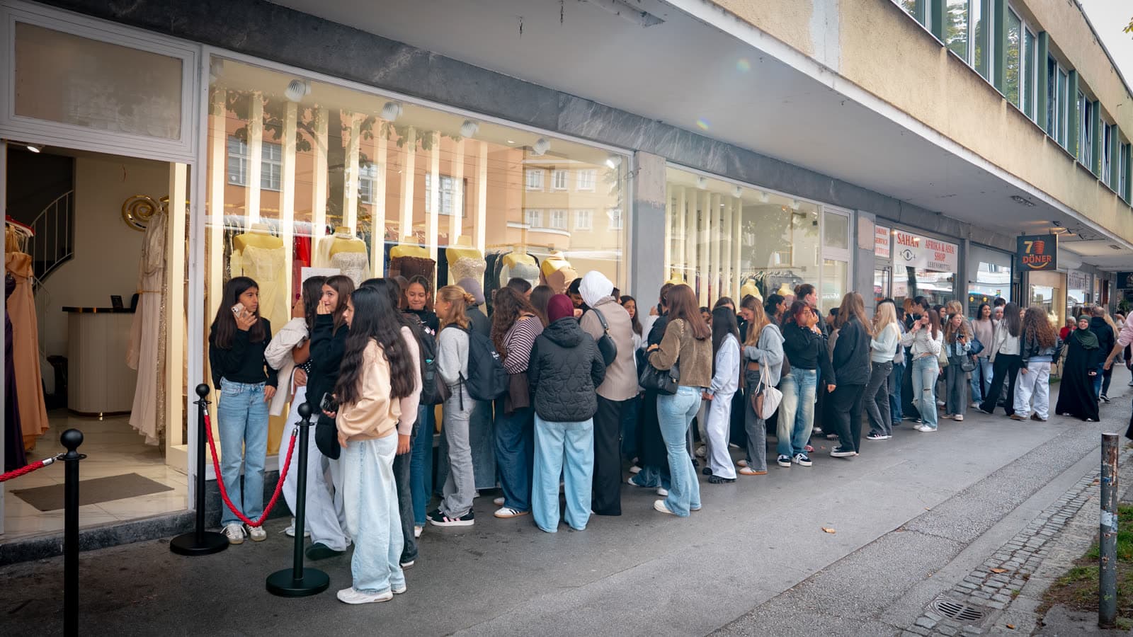 Lange Warteschlange vor NAYA am Aktionstag, entlang mehrerer Nachbargeschäfte